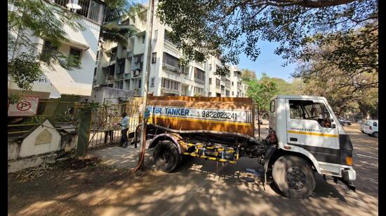 Water tanker in a housing society at Karvenagar. (Pratham Gokhale/HT Photo)