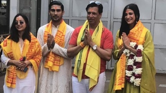 Filmmaker Madhur Bhandarkar along with the cast of India Lockdown reached Mumbai's Siddhivinayak temple ahead of the film release. Madhur along with Prateik Babbar, Shweta Basu Prasad and Aahana Kumra seek blessings before Friday. After offering puja, all of them happily posed for cameras with their hands folded. (Varinder Chawla)((Varinder Chawla))