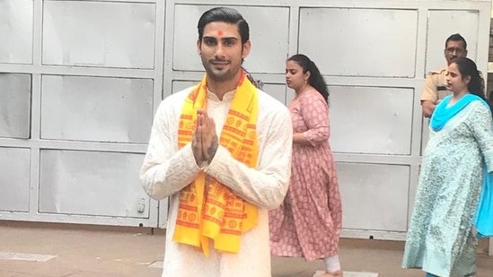Interestingly, it was also Prateik Babbar's birthday earlier this week. The actor is playing the role of a migrant worker in Madhur Bhandarkar's India Lockdown. At the Siddhivinayak temple, he was seen wearing a white kurta as he offered puja at the temple. (Varinder Chawla)( (Varinder Chawla))