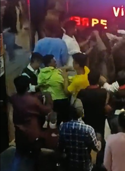 The men thrashed hotel staff for denying them service at the closing hour. (Repeeatuu/Twitter) The men thrashed hotel staff for denying them service at the closing hour. (Repeeatuu/Twitter)