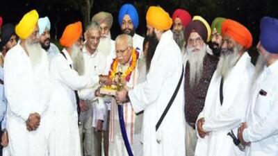 Chief minister Manohar Lal Khattar with a delegation of the Haryana Sikh Gurdwara Management Committee led by Baljit Singh Daduwal after the Supreme Court verdict upholding the validity of the Haryana Sikh Gurdwaras (Management) Act, 2014, by dismissing an SGPC petition on September 20. (HT file photo) Chief minister Manohar Lal Khattar with a delegation of the Haryana Sikh Gurdwara Management Committee led by Baljit Singh Daduwal after the Supreme Court verdict upholding the validity of the Haryana Sikh Gurdwaras (Management) Act, 2014, by dismissing an SGPC petition on September 20. (HT file photo)