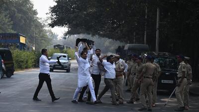 Police arrest the protestors of Congress party who are trying to show black flags to the Governor near Raj Bhawan. (HT file photo)