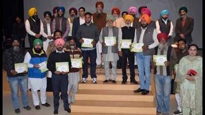Punjab Vidhan Sabha speaker Kultar Singh Sandhwan with others honoring the farmers who did not burn paddy straw during the function organized by PAU in Ludhiana on Friday. (Photo by Harvinder Singh/Hindustan Times) Punjab Vidhan Sabha speaker Kultar Singh Sandhwan with others honoring the farmers who did not burn paddy straw during the function organized by PAU in Ludhiana on Friday. (Photo by Harvinder Singh/Hindustan Times)