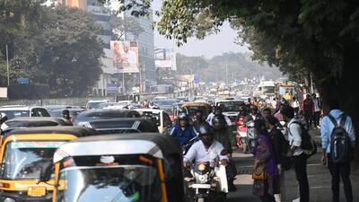 Traffic seen on Ganeshkhind road near Cosmos bank in Pune on Friday. (HT PHOTO) Traffic seen on Ganeshkhind road near Cosmos bank in Pune on Friday. (HT PHOTO)