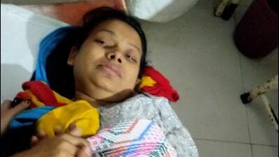 “A woman from the first-class compartment came up to the Railway Protection Force (RPF) room and alerted us,” said Dinesh Kumar, assistant senior inspector, RPF. “Along with head constable Ram Panchpande, we went to the compartment. Panchpande then alerted the motorman to not start the train till the mother and child were safely carried out.” (HT PHOTO) “A woman from the first-class compartment came up to the Railway Protection Force (RPF) room and alerted us,” said Dinesh Kumar, assistant senior inspector, RPF. “Along with head constable Ram Panchpande, we went to the compartment. Panchpande then alerted the motorman to not start the train till the mother and child were safely carried out.” (HT PHOTO)