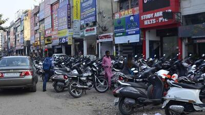 Addressing the protestors, Sunil Mehra said, “The matter of varying parking rates has already been brought to the notice of Punjab chief minister and principal secretary of department of local government Punjab, but nothing has been done so far which has caused strong resentment among traders in Ludhiana.” (HT FILE PHOTO)