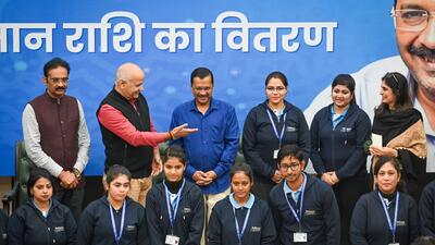 Delhi chief minister Arvind Kejriwal and his deputy Manish Sisodia with yoga trainers during a function at the Constitution Club in New Delhi, on Friday. (Sanchit Khanna/ HT Photo) Delhi chief minister Arvind Kejriwal and his deputy Manish Sisodia with yoga trainers during a function at the Constitution Club in New Delhi, on Friday. (Sanchit Khanna/ HT Photo)