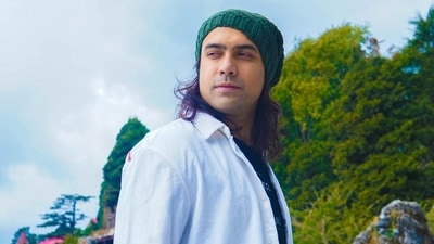 Singer Jubin Nautiyal fell from the stairs and injured himself. Singer Jubin Nautiyal fell from the stairs and injured himself.
