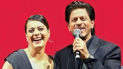 Shah Rukh Khan and Kajol recreated a DDLJ moment, when he sang their song Tuhje Dekha To for her at the Red Sea International Film Festival, where their 1995 movie Dilwale Dulhania Le Jayenge was the opening film. Shah Rukh Khan and Kajol recreated a DDLJ moment, when he sang their song Tuhje Dekha To for her at the Red Sea International Film Festival, where their 1995 movie Dilwale Dulhania Le Jayenge was the opening film. 