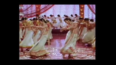 Madhuri Dixit and Aishwarya Rai dance to waka waka. (Instagram/@oyeankit) Madhuri Dixit and Aishwarya Rai dance to waka waka. (Instagram/@oyeankit)