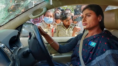 YSR Telangana Party chief YS Sharmila on her way to the residence of Telangana chief minister K Chandrashekar Rao in Hyderabad on Monday, (PTI) YSR Telangana Party chief YS Sharmila on her way to the residence of Telangana chief minister K Chandrashekar Rao in Hyderabad on Monday, (PTI)