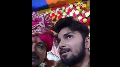 The image, taken from the viral Twitter video, shows the hostel student talking with the groom. (Twitter/@AwanishSharan)