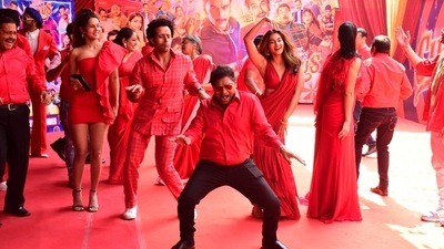 Johnny Lever shakes a leg at the Cirkus trailer launch. The film will release on Christmas Eve on December 23. (Varinder Chawla) Johnny Lever shakes a leg at the Cirkus trailer launch. The film will release on Christmas Eve on December 23. (Varinder Chawla)
