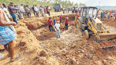 Bastar: Rescue and search operation underway after the collapse of a limestone mine, in Bastar, Friday, Dec. 2, 2022. At least seven people have died in the mishap. (PTI Photo) (PTI12_02_2022_000177A) (PTI) Bastar: Rescue and search operation underway after the collapse of a limestone mine, in Bastar, Friday, Dec. 2, 2022. At least seven people have died in the mishap. (PTI Photo) (PTI12_02_2022_000177A) (PTI)