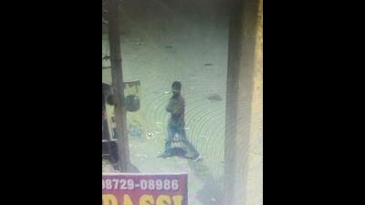 The accused who was captured stealing the trader’s bag in Ludhiana.