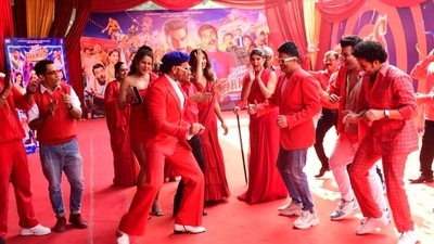 Ranveer Singh makes producer Bhushan Kumar shake a leg ahead of the Cirkus trailer launch as others cheer for him. (Varinder Chawla) Ranveer Singh makes producer Bhushan Kumar shake a leg ahead of the Cirkus trailer launch as others cheer for him. (Varinder Chawla)