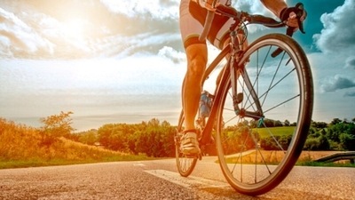 Avoid performing the same fitness routine every day. In case of performing cycling today, it is important to take up cardio tomorrow. (Unsplash)