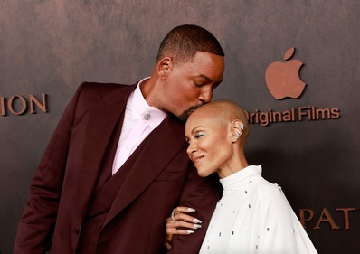 Will kissed Jada on the red carpet. Will kissed Jada on the red carpet.