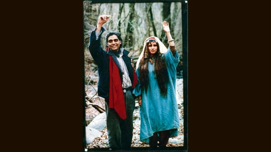 Muzaffar Ali and Dimple Kapadia during the making of his unreleased film Zooni (1988). (HT Photo)