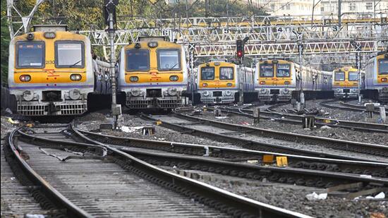 Mumbai... 02 May 2012.... News... Trains on all the tracks are halted due to the technical problem between Churchgate and Marine Lines station causing half an hour delay for local trains on Western Railway in the evening on Wednesday... HT photo by Mahendra Parikh (Hindustan Times)