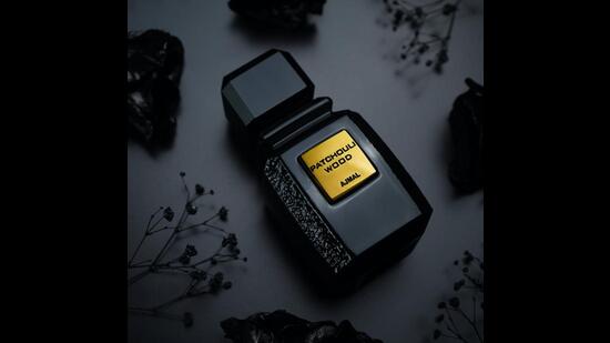 This uplifting, sensual and intense woody-spicy fragrance has top notes of bergamot and jasmine, base notes of leather with Oudh, cedarwood, patchouli and balsamic. (Patchouli Wood by Ajmal)
