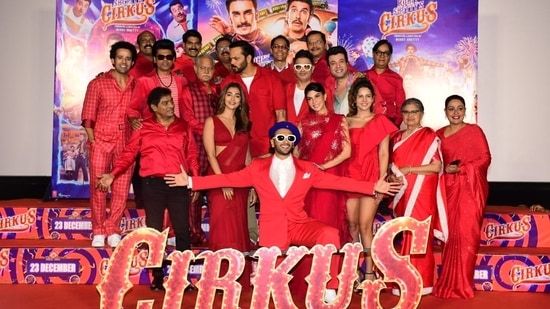 Ranveer Singh poses with the entire Cirkus team as the film trailer was unveiled at an event on Friday. It is inspired from 1982 Hindi film Angoor, (Varinder Chawla)