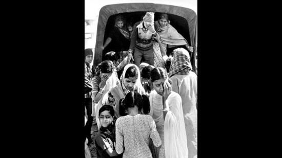 People affected by the leak at a hospital in Bhopal on December 4, 1984. (Getty Images)