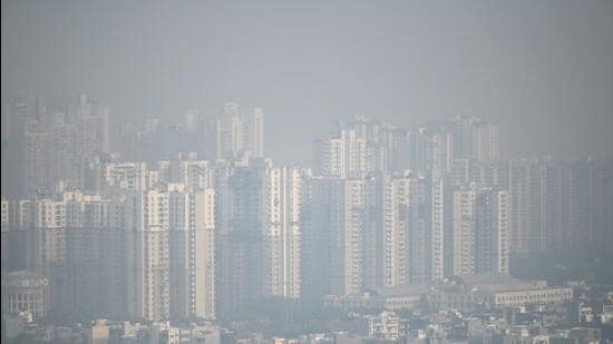 The average 24-hour AQI was 368 on Thursday. (Hindustan Times)