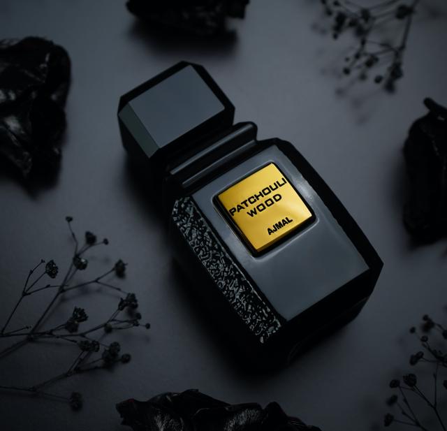 This uplifting, sensual and intense woody-spicy fragrance has top notes of bergamot and jasmine, base notes of leather with Oudh, cedarwood, patchouli and balsamic. (Patchouli Wood by Ajmal) This uplifting, sensual and intense woody-spicy fragrance has top notes of bergamot and jasmine, base notes of leather with Oudh, cedarwood, patchouli and balsamic. (Patchouli Wood by Ajmal)