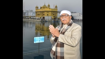 Chief Minister of Haryana Manohar Lal Khattar paying obeisance at GoldenTemple, Amritsar on Saturday. (Photo by Sameer Sehgal /Hindustan Times)