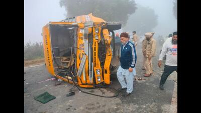The school bus that overturned after it collided with the truck near Sheikh Chak village on the Tarn Taran-Goindwal Sahib road amid dense fog on Saturday morning. (HT Photo)