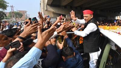 Samajwadi Party president Akhilesh Yadav holding a road show in Mainpuri where Lok Sabha bypoll is scheduled for December 5. (HT PHOTO) Samajwadi Party president Akhilesh Yadav holding a road show in Mainpuri where Lok Sabha bypoll is scheduled for December 5. (HT PHOTO)