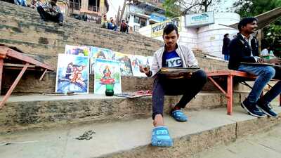 Ram Nayan selling his art work at Assi Ghat in Varanasi. (HT) Ram Nayan selling his art work at Assi Ghat in Varanasi. (HT)