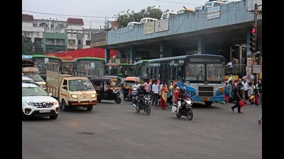 PMPML bus stops on road causes traffic chaos at Katraj junction in Pune. (Ravindra Joshi/ HT) PMPML bus stops on road causes traffic chaos at Katraj junction in Pune. (Ravindra Joshi/ HT)