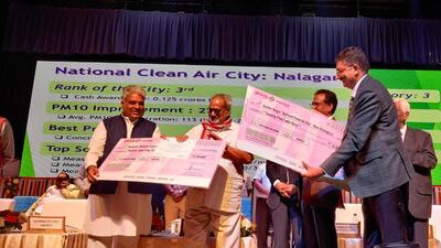 Union minister of environment, forest and climate change Bhupender Yadav and Odisha governor Ganeshi Lal presenting the award to Himachal Pradesh State Pollution Control Board chief scientific officer Manoj Chauhan in Bhubaneswar on Saturday. (HT Photo) Union minister of environment, forest and climate change Bhupender Yadav and Odisha governor Ganeshi Lal presenting the award to Himachal Pradesh State Pollution Control Board chief scientific officer Manoj Chauhan in Bhubaneswar on Saturday. (HT Photo)