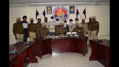 Sultanpur Lodhi police received a complaint from a liquor shop owner that five unidentified men looted  ₹5,200 from workers of his shop by attacking them with a sharp-edged weapon. (HT photo)