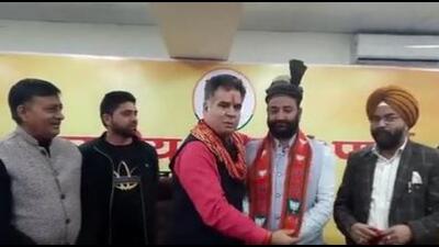 Block development council (BDC) chairperson from Baramulla’s Bijhama, Khurshid Mir, and social activists from Uri joined the BJP here in the presence of party chief Ravinder Raina. (Screengrab from video posted by @ImRavinderRaina on Twitter)