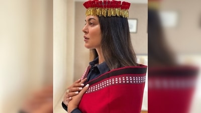 Sushmita Sen shared a photo of herself in a Manipuri handwoven woollen shawl and headgear (Kajenglei) on her Instagram handle. (Instagram/@sushmitasen47) Sushmita Sen shared a photo of herself in a Manipuri handwoven woollen shawl and headgear (Kajenglei) on her Instagram handle. (Instagram/@sushmitasen47)