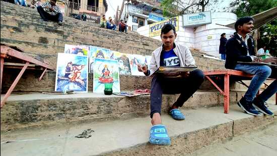 Ram Nayan selling his art work at Assi Ghat in Varanasi. (HT)
