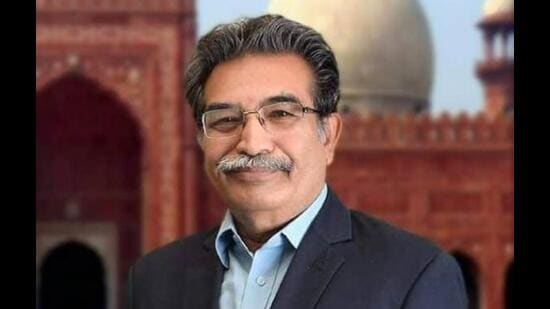 Storyteller Zubair Ahmad outside Lahore’s Badshahi Masjid. (HT File)