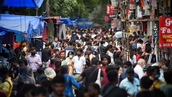 A large gathering at Sarojini Nagar market in Delhi. (HT Photo)