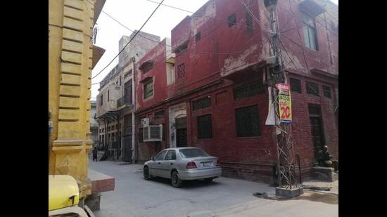 An old house standing witness to change in Krishan Nagar. (HT) An old house standing witness to change in Krishan Nagar. (HT)