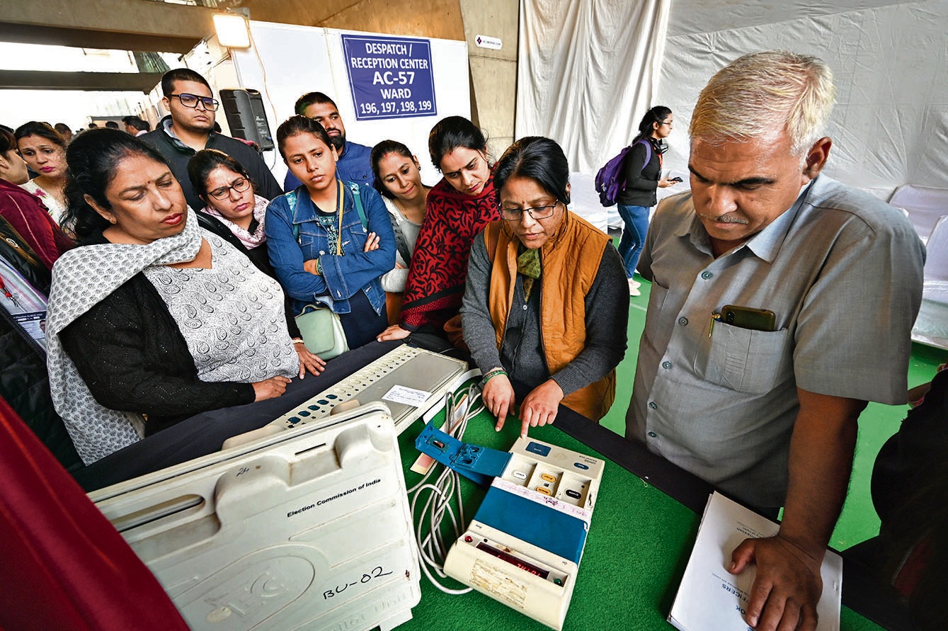 Polling officers at a training center on Saturday. (Sanchit Khanna/HT photo) Polling officers at a training center on Saturday. (Sanchit Khanna/HT photo)
