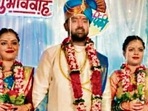 In the video that went viral on social media, the names of the brides and bridegroom were written prominently, and people were seen cheering the twins, who tried to garland the bridegroom at the same time. In the video that went viral on social media, the names of the brides and bridegroom were written prominently, and people were seen cheering the twins, who tried to garland the bridegroom at the same time.