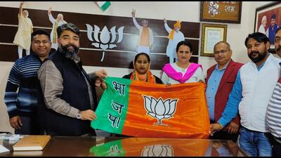 Ambala City, Independent councillor (house member) Rubi Sauda on Saturday joined the BJP days ahead of the elections for the senior deputy and deputy mayor of Municipal Corporation, Ambala City. (HT Photo) Ambala City, Independent councillor (house member) Rubi Sauda on Saturday joined the BJP days ahead of the elections for the senior deputy and deputy mayor of Municipal Corporation, Ambala City. (HT Photo)