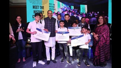 Dy CM Brajesh Pathak felicitating the young innovators. (HT Photo) Dy CM Brajesh Pathak felicitating the young innovators. (HT Photo)