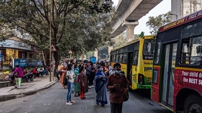 People wait at a bus stand without a shelter at Bund Garden. (Shankar Narayan/ HT) People wait at a bus stand without a shelter at Bund Garden. (Shankar Narayan/ HT)