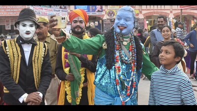 The Bahrupiyas at Rashtriya Shilp Mela at NCZCC in Prayagraj (HT photo) The Bahrupiyas at Rashtriya Shilp Mela at NCZCC in Prayagraj (HT photo)