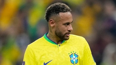 Brazil's Neymar talks to teammate Alex Sandro (AP)
