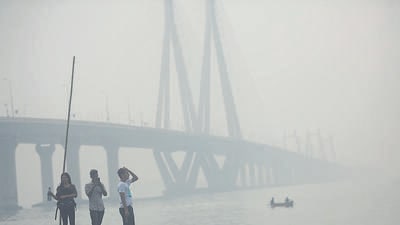 Mumbai, India - Dec. 4, 2022: People enjoy evening in the hazy weather near Bandra fort in Mumbai, India, on Sunday, December 4, 2022. (Photo by Satish Bate/ Hindustan Times) (Hindustan Times) Mumbai, India - Dec. 4, 2022: People enjoy evening in the hazy weather near Bandra fort in Mumbai, India, on Sunday, December 4, 2022. (Photo by Satish Bate/ Hindustan Times) (Hindustan Times)